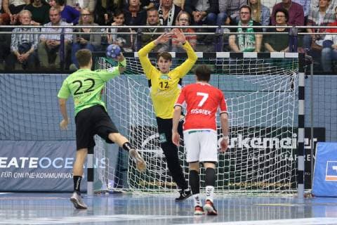 Dirk Holzner (TV Emsdetten 22) fuehrt einen Siebenmeter aus gegen Marcel Kokoszka (Handball Sportverein Hamburg 12), rechts Yannick Terhaer (TV Emsdetten 7), TV Emsdetten vs Handball Sportverein Hamburg, Handball, 2. Bundesliga, 09.11.2018, TV Emsdetten vs Handball Sportverein Hamburg, Handball, 2. Bundesliga, 09.11.2018 Emsdetten Copyright: xEIBNER JanxStrohdiekx EP_JSK