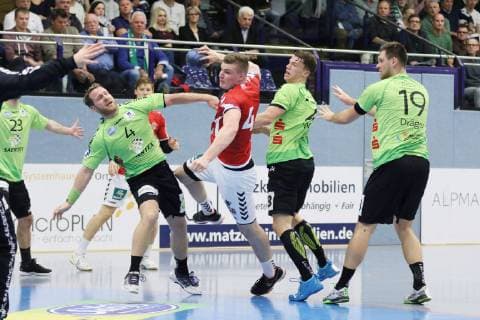 Dominik Vogt (Handball Sportverein Hamburg 41) vorbei an v.l. Merten Krings (TV Emsdetten 4), Sven Wesseling (TV Emsdetten 24) und Yannick Draeger (TV Emsdetten 19), TV Emsdetten vs Handball Sportverein Hamburg, Handball, 2. Bundesliga, 09.11.2018, TV Emsdetten vs Handball Sportverein Hamburg, Handball, 2. Bundesliga, 09.11.2018 Emsdetten Copyright: xEIBNER JanxStrohdiekx EP_JSK