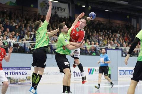 Leif Tissier (Handball Sportverein Hamburg 7) gegen Yannick Draeger (TV Emsdetten 19)(vorne) und Sven Wesseling (TV Emsdetten 24)(links) , TV Emsdetten vs Handball Sportverein Hamburg, Handball, 2. Bundesliga, 09.11.2018, TV Emsdetten vs Handball Sportverein Hamburg, Handball, 2. Bundesliga, 09.11.2018 Emsdetten Copyright: xEIBNER JanxStrohdiekx EP_JSK