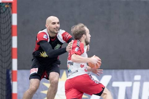 Luebbecke, Deutschland 09.11.2018: 2. Handball-Bundesliga - 2018 2019 - TuS-N-Luebbecke vs. ASV Hamm-Westfalen (L-R) Marko Bagaric (Luebbecke), Vincent Sohmann (Hamm) Luebbecke Nordrhein-Westfalen Deutschland Merkur Arena