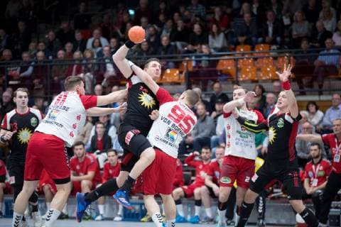 Luebbecke, Deutschland 09.11.2018: 2. Handball-Bundesliga - 2018 2019 - TuS-N-Luebbecke vs. ASV Hamm-Westfalen (L-R) Jakob Schwabe (Hamm), Lukasz Gierak (Luebbecke), Jan von Boenigk (Hamm) Luebbecke Nordrhein-Westfalen Deutschland Merkur Arena