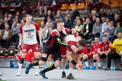 Luebbecke, Deutschland 09.11.2018: 2. Handball-Bundesliga - 2018 2019 - TuS-N-Luebbecke vs. ASV Hamm-Westfalen (L-R) Patryk Walczak (Luebbecke), Jan Brosch (Hamm) Luebbecke Nordrhein-Westfalen Deutschland Merkur Arena