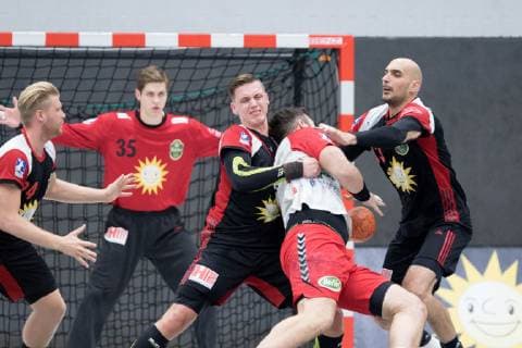 Luebbecke, Deutschland 09.11.2018: 2. Handball-Bundesliga - 2018 2019 - TuS-N-Luebbecke vs. ASV Hamm-Westfalen (L-R) Patryk Walczak (Luebbecke), Jan Brosch (Hamm), Marko Bagaric (Luebbecke) Luebbecke Nordrhein-Westfalen Deutschland Merkur Arena