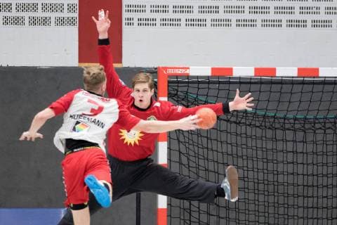 Luebbecke, Deutschland 09.11.2018: 2. Handball-Bundesliga - 2018 2019 - TuS-N-Luebbecke vs. ASV Hamm-Westfalen (L-R) Fabian Huesmann (Hamm), Torwart Joel Birlehm (Luebbecke) Luebbecke Nordrhein-Westfalen Deutschland Merkur Arena