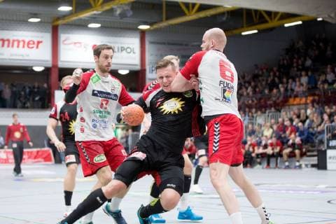 Luebbecke, Deutschland 09.11.2018: 2. Handball-Bundesliga - 2018 2019 - TuS-N-Luebbecke vs. ASV Hamm-Westfalen (L-R) Sören Soeren Südmeier Suedmeier (Hamm), Patryk Walczak (Luebbecke), Markus Fuchs (Hamm) Luebbecke Nordrhein-Westfalen Deutschland Merkur Arena