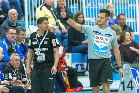 Trainer Jens Buerkle (Balingen-Weilstetten) schaut den Schiedsrichter veraergert an beim Spiel TSV Bayer Dorrmagen vs. HBW Balingen-Weilstetten, Handball, 2. Bundesliga, 09.11.2018 TSV Bayer Dorrmagen vs. HBW Balingen-Weilstetten, Handball, 2. Bundesliga, 09.11.2018 Dormagen Copyright: xEIBNER MarioxHommesx EP_MHS