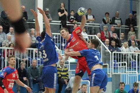 Jona Schoch (Balingen-Weilstetten 22) wirft auf das Tor, Benjamin Richter (Dormagen 23) und Ian Hueter (Dormagen 14) versuchen zu blocken beim Spiel TSV Bayer Dorrmagen vs. HBW Balingen-Weilstetten, Handball, 2. Bundesliga, 09.11.2018 TSV Bayer Dorrmagen vs. HBW Balingen-Weilstetten, Handball, 2. Bundesliga, 09.11.2018 Dormagen Copyright: xEIBNER MarioxHommesx EP_MHS