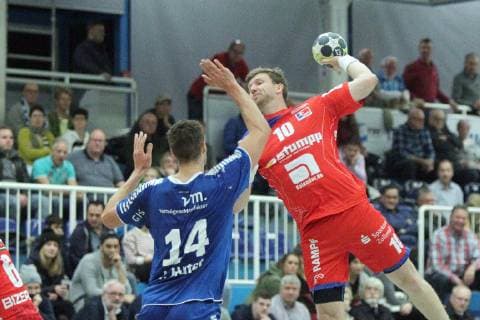 Ian Hueter (Dormagen 14) versucht den Wurf von Lars Friedrich (Balingen-Weilstetten 10) zu blocken beim Spiel TSV Bayer Dorrmagen vs. HBW Balingen-Weilstetten, Handball, 2. Bundesliga, 09.11.2018 TSV Bayer Dorrmagen vs. HBW Balingen-Weilstetten, Handball, 2. Bundesliga, 09.11.2018 Dormagen Copyright: xEIBNER MarioxHommesx EP_MHS