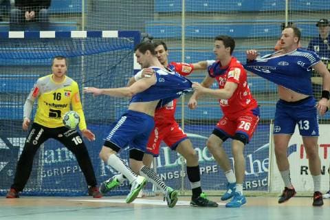 Sport Bilder des Tages Jona Schoch (Balingen-Weilstetten 22) und +b26ü blocken den Angriff von Ian Hueter (Dormagen 14) und Carl Loefstroem (Dormagen 13) beim Spiel TSV Bayer Dorrmagen vs. HBW Balingen-Weilstetten, Handball, 2. Bundesliga, 09.11.2018 TSV Bayer Dorrmagen vs. HBW Balingen-Weilstetten, Handball, 2. Bundesliga, 09.11.2018 Dormagen Copyright: xEIBNER MarioxHommesx EP_MHS