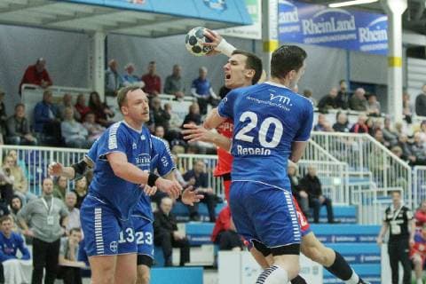 Carl Loefstroem (Dormagen 13) und Nuno Rebelo (Dormagen 20) versuchen den Wurf von Jona Schoch (Balingen-Weilstetten 22) zu blocken beim Spiel TSV Bayer Dorrmagen vs. HBW Balingen-Weilstetten, Handball, 2. Bundesliga, 09.11.2018 TSV Bayer Dorrmagen vs. HBW Balingen-Weilstetten, Handball, 2. Bundesliga, 09.11.2018 Dormagen Copyright: xEIBNER MarioxHommesx EP_MHS