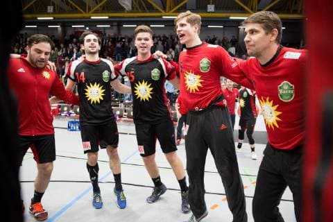 Luebbecke, Deutschland 09.11.2018: 2. Handball-Bundesliga - 2018 2019 - TuS-N-Luebbecke vs. ASV Hamm-Westfalen (L-R) Luka Rakovic (Luebbecke), Peter Strosack (Luebbecke), Moritz Schade (Luebbecke), Torwart Joel Birlehm (Luebbecke), Torwart Peter Tatai (Luebbecke) Luebbecke Nordrhein-Westfalen Deutschland Merkur Arena