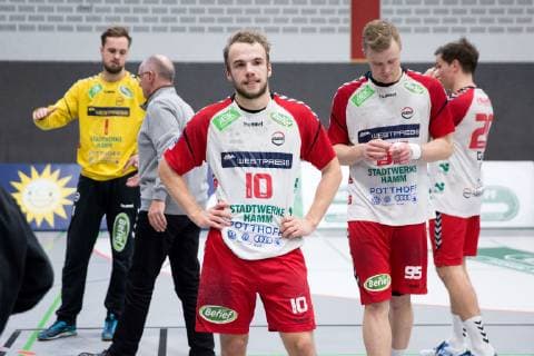 Luebbecke, Deutschland 09.11.2018: 2. Handball-Bundesliga - 2018 2019 - TuS-N-Luebbecke vs. ASV Hamm-Westfalen (M-R) Vincent Sohmann (Hamm), Jan von Boenigk (Hamm), Lars Gudat (Hamm) Luebbecke Nordrhein-Westfalen Deutschland Merkur Arena