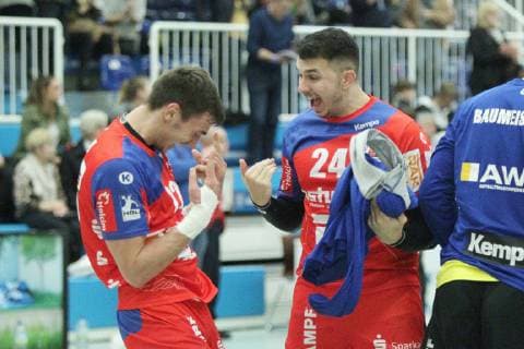 v.l. Jona Schoch (Balingen-Weilstetten 22) und Diogo Oliveira (Balingen-Weilstetten 24) jubeln nach dem Sieg beim Spiel TSV Bayer Dorrmagen vs. HBW Balingen-Weilstetten, Handball, 2. Bundesliga, 09.11.2018 TSV Bayer Dorrmagen vs. HBW Balingen-Weilstetten, Handball, 2. Bundesliga, 09.11.2018 Dormagen Copyright: xEIBNER MarioxHommesx EP_MHS