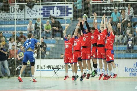 Sport Bilder des Tages Die Spieler von HBW Balingen-Weilstetten blocken wenige Sekunden vor Schluss einen Wurf von Benjamin Richter (Dormagen 23) und verhindern so den Anschlusstreffer zum 11:12 beim Spiel TSV Bayer Dorrmagen vs. HBW Balingen-Weilstetten, Handball, 2. Bundesliga, 09.11.2018 TSV Bayer Dorrmagen vs. HBW Balingen-Weilstetten, Handball, 2. Bundesliga, 09.11.2018 Dormagen Copyright: xEIBNER MarioxHommesx EP_MHS