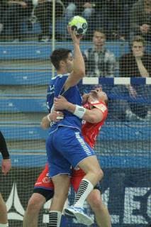 Sport Bilder des Tages v. li. im Zweikampf Ian Hueter (Dormagen 14) und Marcel Niemeyer (Balingen-Weilstetten 3) beim Spiel TSV Bayer Dorrmagen vs. HBW Balingen-Weilstetten, Handball, 2. Bundesliga, 09.11.2018 TSV Bayer Dorrmagen vs. HBW Balingen-Weilstetten, Handball, 2. Bundesliga, 09.11.2018 Dormagen Copyright: xEIBNER MarioxHommesx EP_MHS