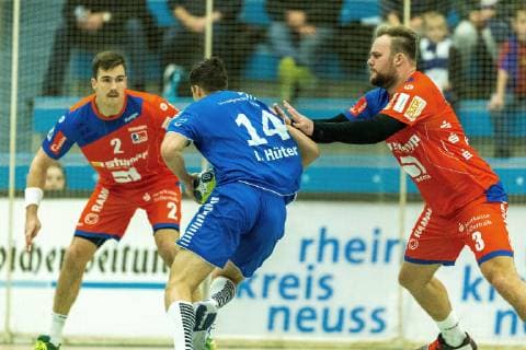 Rene Zobel (Balingen-Weilstetten 2) und Marcel Niemeyer (Balingen-Weilstetten 3) blocken einen Angriff von Ian Hueter (Dormagen 14) beim Spiel TSV Bayer Dorrmagen vs. HBW Balingen-Weilstetten, Handball, 2. Bundesliga, 09.11.2018 TSV Bayer Dorrmagen vs. HBW Balingen-Weilstetten, Handball, 2. Bundesliga, 09.11.2018 Dormagen Copyright: xEIBNER MarioxHommesx EP_MHS