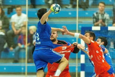 Marcel Niemeyer (Balingen-Weilstetten 3) ubd Jona Schoch (Balingen-Weilstetten 22) blocken einen Angriff von Eloy Morante Maldonado (Dormagen 33) beim Spiel TSV Bayer Dorrmagen vs. HBW Balingen-Weilstetten, Handball, 2. Bundesliga, 09.11.2018 TSV Bayer Dorrmagen vs. HBW Balingen-Weilstetten, Handball, 2. Bundesliga, 09.11.2018 Dormagen Copyright: xEIBNER MarioxHommesx EP_MHS