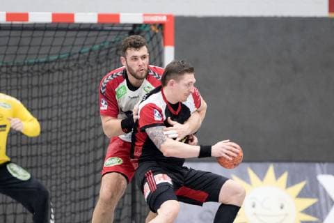 Luebbecke, Deutschland 09.11.2018: 2. Handball-Bundesliga - 2018 2019 - TuS-N-Luebbecke vs. ASV Hamm-Westfalen (L-R) Jan Brosch (Hamm), Lukasz Gierak (Luebbecke) Luebbecke Nordrhein-Westfalen Deutschland Merkur Arena