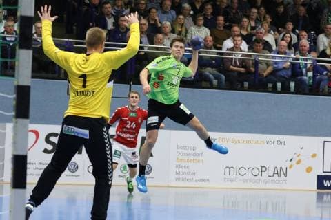 Yannick Terhaer (TV Emsdetten 7) von aussen gegen Justin Rundt (Handball Sportverein Hamburg 1)(vorne) vorbei an Christopher Rix (Handball Sportverein Hamburg 24)(hinten) , TV Emsdetten vs Handball Sportverein Hamburg, Handball, 2. Bundesliga, 09.11.2018, TV Emsdetten vs Handball Sportverein Hamburg, Handball, 2. Bundesliga, 09.11.2018 Emsdetten Copyright: xEIBNER JanxStrohdiekx EP_JSK