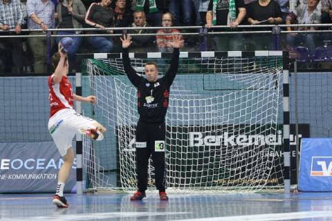 Dominik Axmann (Handball Sportverein Hamburg 15) fuehrt einen Siebenmeter aus gegen Mark Ferjan (TV Emsdetten 1), TV Emsdetten vs Handball Sportverein Hamburg, Handball, 2. Bundesliga, 09.11.2018, TV Emsdetten vs Handball Sportverein Hamburg, Handball, 2. Bundesliga, 09.11.2018 Emsdetten Copyright: xEIBNER JanxStrohdiekx EP_JSK