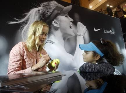 Tennis, Elina Switolina Autogrammstunde in Kiew November 9, 2018 - Kiev, Ukraine - Ukrainian tennis player Elina Svitolina takes part at a meeting and an autograph session for her fans in Kiev, Ukraine, on 09 November, 2018. Ukrainian tennis player Elina Svitolina defeating Sloane Stephens of the United States of season-ending WTA Tennis Damen Finals on 29 October 2018 in Singapore. Ukrainian Tennis Player Elina Svitolina In Kiev  - ZUMAn230 20181109_zaa_n230_337 Copyright: xStrx