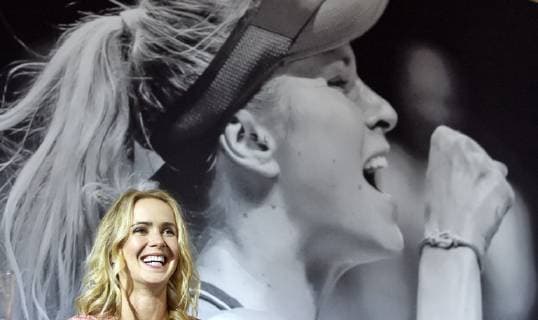 Tennis, Elina Switolina Autogrammstunde in Kiew November 9, 2018 - Kiev, Ukraine - Ukrainian tennis superstar ELINA SVITOLINA, 24, speaks to her fans and signs tennis balls and throws to large gathering of fans. Elina just registered the biggest win of her career when she rallied for a 2-1 (3-6, 6-2, 6-2), during their singles final match of the BNP Paribas WTA Tennis Damen Finals 2018 held in Singapore and ended the year in 4th place in the WTA ranking Tennis Superstar ELINA SVITOLINA Greets Fans - ZUMAg194 20181109_zap_g194_033 Copyright: xSergxGlovnyx