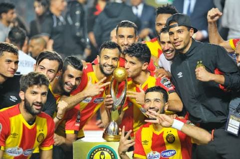 Fußball, Esperance Sportive Tunis gewinnt CAF Champions League (181110) -- RADES, Nov. 10, 2018 -- Members of Esperance celebrate with trophy after the CAF Champions League second leg final match between Tunisia s Esperance and Egypt s Al- Ahly at the Olympic stadium in Rades in Tunisia, on Nov. 9, 2018. Esperance won 3-0 in the match and claimed the title with 4-3 on aggregate. ) (SP)TUNISIA-RADES-CAF CHAMPIONS LEAGUE AdelexEzzine 