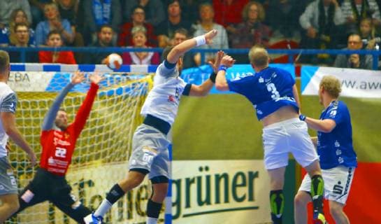 Torhüter Mario Huhnstock (Dresden) streckt sich nach einem Wurf vonEric Meinhardt (Aue) , rechts Bengt Bornhorn (Aue) Handball 2.Liga 2018 19 EHV Aue - HC Elbflorenz Dresden 25:23 am 9.11.2018 EHV Aue - HC Elbflorenz Dresden