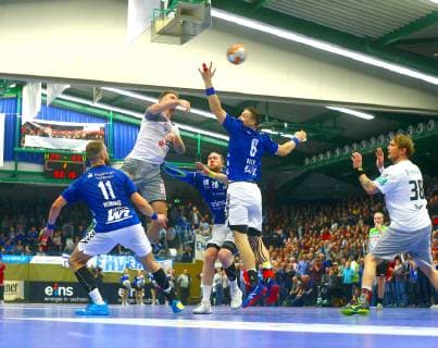 Sprungwurf von Nils Kretschmer (Dresden) ; weiter von links: Benas Petreikis (Aue) , Jort Neuteboom (Aue) , Kevin Roch (Aue) und Henning Quade (Dresden) Handball 2.Liga 2018 19 EHV Aue - HC Elbflorenz Dresden 25:23 am 9.11.2018 EHV Aue - HC Elbflorenz Dresden