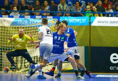 Nils Kretschmer (Dresden) prüft Torhüter Vilius Rasimas (Aue) , rechts Bengt Bornhorn (Aue) Handball 2.Liga 2018 19 EHV Aue - HC Elbflorenz Dresden 25:23 am 9.11.2018 EHV Aue - HC Elbflorenz Dresden