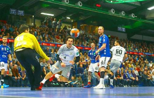 Torhüter Eric Töpfer (Aue) pariert den Wurf von Gabor Pulay (Dresden) Handball 2.Liga 2018 19 EHV Aue - HC Elbflorenz Dresden am 9.11.2018 EHV Aue - HC Elbflorenz Dresden