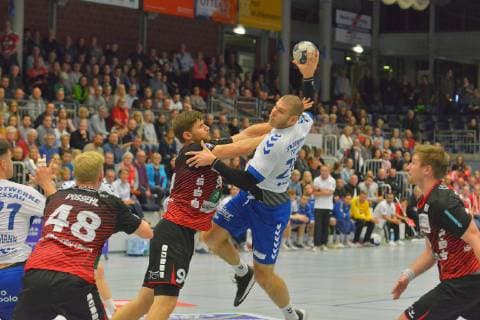HSG Nordhorn-Lingen - Dessau-Rosslauer HV. Handball 2. Bundesliga Daniel Zele 28 () gegen 94 Georg Poehle und 48 Julian Possehl GER, Handball, HSG Nordhorn-Lingen - Dessau-Rosslauer HV, 09.11.2018 Nordhorn Copyright: xEIBNER Juergen_Luekenx EP_LUEKEN_EER