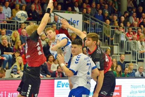 HSG Nordhorn-Lingen - Dessau-Rosslauer HV. Handball 2. Bundesliga 13 Gregor Remke gegen linkes vermutlich Patrick Miedema und rechts 94 Georg Poehle . Die 21 Philip Jungemann GER, Handball, HSG Nordhorn-Lingen - Dessau-Rosslauer HV, 09.11.2018 Nordhorn Copyright: xEIBNER Juergen_Luekenx EP_LUEKEN_EER