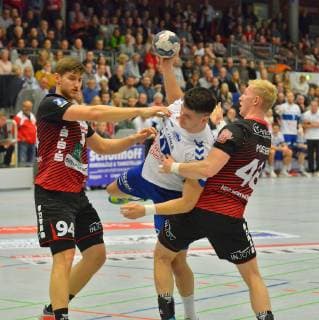 HSG Nordhorn-Lingen - Dessau-Rosslauer HV. Handball 2. Bundesliga Philip Jungermann gegen 94 Georg Poehle und 48 Julian Possehl GER, Handball, HSG Nordhorn-Lingen - Dessau-Rosslauer HV, 09.11.2018 Nordhorn Copyright: xEIBNER Juergen_Luekenx EP_LUEKEN_EER