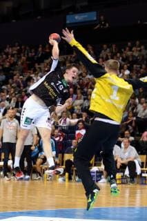 Handball Handball 2.Liga 2018 2019 - Handball Sportverein Hamburg vs. HSG Nordhorn-Lingen Dominik Axmann (Hamburg), erfolgreicher Torwurf,Torwart Bart Ravensbergen (Nordhorn), Barclay Card Arena Hamburg
