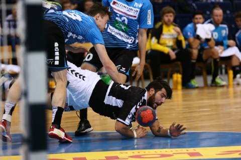 Handball 2. Bundesliga 2018 2019 - Hamburg Handball vs. HSG Nordhorn Lingen Kevin Herbst (Hamburg) wird von Lasse Seidel (Nordhorn) zu Boden geworfen Barclaycard-Arena Hamburg Foto: Frank Schoof