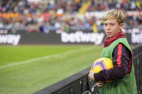 Photo Fabio Rossi AS Roma LaPresse 11 11 2018 Rome (Italy) Soccer Roma - Sampdoria Italian Football Championship League Serie A Tim 2018 2019 - Stadio Olimpico of Rome In the pic: Cristian Totti ball boy  Copyright: xFabioxRossi ASxRoma LaPresse LaPx