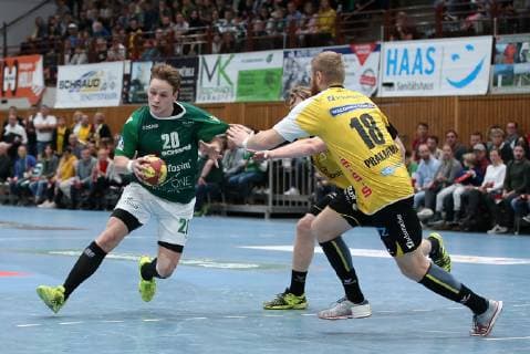 v.li.: Lukas Siegler (DJK Rimpar Wölfe), Anton Prakapenia (HSC 2000 Coburg), Markus Hagelin (HSC 2000 Coburg), DKB 2. Handball-Bundesliga, DJK Rimpar Wölfe - HSC 2000 Coburg,