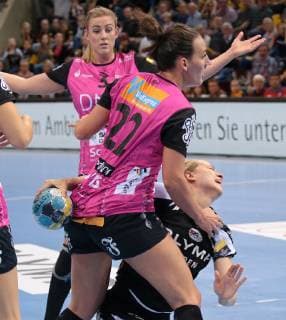 11.11.2018, Deutschland, Bietigheim, Handball Champions-League Frauen Gruppenphase 5. Spieltag Saison 2018 2019 SG BBM Bietigheim vs. Vipers Kristiansand: v.l. Marta Tomac (Vipers), Kim Braun (BBM)