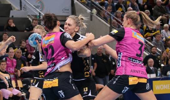 11.11.2018, Deutschland, Bietigheim, Handball Champions-League Frauen Gruppenphase 5. Spieltag Saison 2018 2019 SG BBM Bietigheim vs. Vipers Kristiansand: v.l. Marta Tomac (Vipers), Luisa Schulze(BBM), Emilie Hegh Arntzen (Vipers)