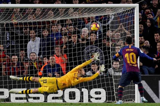 Sport Bilder des Tages FC Barcelona Barca s Argentinian striker Lionel Messi (R) scores the 1-2 from penalty kick before Betis goalkeeper Pau Lopez (L) during their Spanish Liga Primera Division soccer match against Betis played at Camp Nou stadium, in Barcelona, Spain, 11 November 2018. FC Barcelona vs Betis !ACHTUNG: NUR REDAKTIONELLE NUTZUNG!  Copyright: xQuiquexGarciax GRAF6712 20181111-636775576065140706
