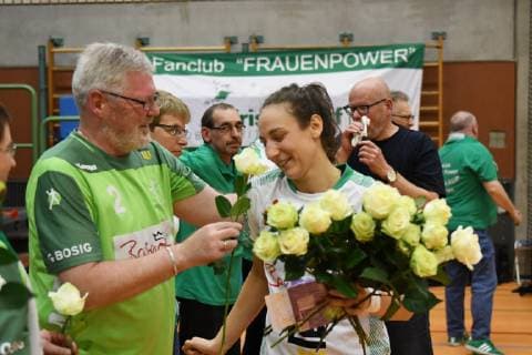 Iris Guberinic (Frisch Auf Goeppingen) bekommt von den Fans Blumen zum Geburtstag, TV Nellingen vs. Frisch Auf Goeppingen, Handball Bundesiga Frauen, 7. Spieltag, 11.11.2018, TV Nellingen vs. Frisch Auf Goeppingen, Handball Bundesiga Frauen, 7. Spieltag, 11.11.2018 Nellingen Copyright: xEIBNER Florian_Schustx EP_SCHUST