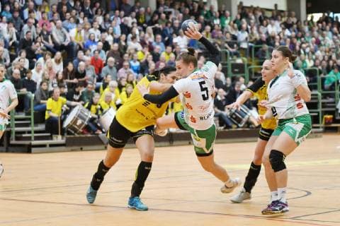 Annika Blanke (Frisch Auf Goeppingen) im Zweikampf mit Isabel Tissekker (TV Nellingen), TV Nellingen vs. Frisch Auf Goeppingen, Handball Bundesiga Frauen, 7. Spieltag, 11.11.2018, TV Nellingen vs. Frisch Auf Goeppingen, Handball Bundesiga Frauen, 7. Spieltag, 11.11.2018 Nellingen Copyright: xEIBNER Florian_Schustx EP_SCHUST