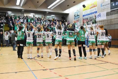Die Goeppinger feiern mit ihren Fans, TV Nellingen vs. Frisch Auf Goeppingen, Handball Bundesiga Frauen, 7. Spieltag, 11.11.2018, TV Nellingen vs. Frisch Auf Goeppingen, Handball Bundesiga Frauen, 7. Spieltag, 11.11.2018 Nellingen Copyright: xEIBNER Florian_Schustx EP_SCHUST