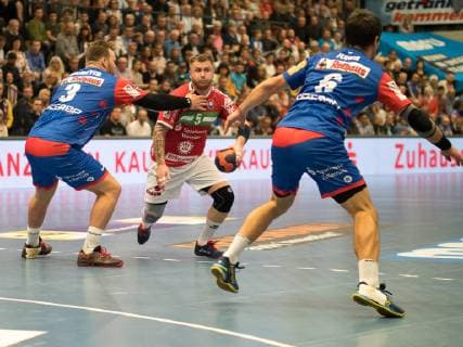 5 Tomaš Sklenak (TV 05 07 Huettenberg), Marcel Niemeyer (HBW Balingen-Weilstetten 03), Zweikampf, Dynamik, HBW Balingen-Weilstetten vs TV 05 07 Huettenberg, Handball, 2. Bundesliga, Herren, Saison 2018 2019, 11.10.2018, HBW Balingen-Weilstetten vs TV 05 07 Huettenberg, Handball, 2. Bundesliga, Herren, Saison 2018 2019, 11.10.2018 Balingen Copyright: xEIBNER NicolasxWoernx EP_NWN