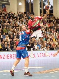 22 Dieudonne Mubenzem (TV 05 07 Huettenberg), Marcel Niemeyer (HBW Balingen-Weilstetten 03), Zweikampf, Torschuss, Wurf aufs Tor, HBW Balingen-Weilstetten vs TV 05 07 Huettenberg, Handball, 2. Bundesliga, Herren, Saison 2018 2019, 11.10.2018, HBW Balingen-Weilstetten vs TV 05 07 Huettenberg, Handball, 2. Bundesliga, Herren, Saison 2018 2019, 11.10.2018 Balingen Copyright: xEIBNER NicolasxWoernx EP_NWN