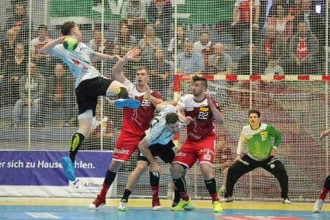 Jorn Smits (Emsdetten 23)wirft auf das Tor, Tim Zechel (Essen 96) und Dennis Szczesny (Essen 22) versuchen zu blocken beim Spiel TUSEM Essen vs. TV Emsdetten, Handball, 2. Bundesliga, 11.11.2018 TUSEM Essen vs. TV Emsdetten, Handball, 2. Bundesliga, 11.11.2018 Essen Copyright: xEIBNER MarioxHommesx EP_MHS