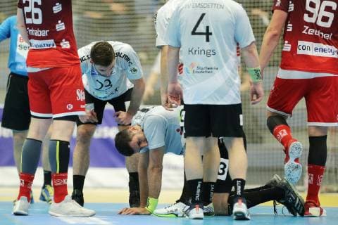 Janko Bozovic (Emsdetten 77) kniet angeschlagen auf dem Feld beim Spiel TUSEM Essen vs. TV Emsdetten, Handball, 2. Bundesliga, 11.11.2018 TUSEM Essen vs. TV Emsdetten, Handball, 2. Bundesliga, 11.11.2018 Essen Copyright: xEIBNER MarioxHommesx EP_MHS