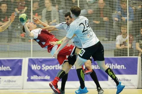 Janko Bozovic (Emsdetten 77) und Sven Wesseling (Emsdetten 24) blocken einen Angriff von Justin Mueller (Essen 25) beim Spiel TUSEM Essen vs. TV Emsdetten, Handball, 2. Bundesliga, 11.11.2018 TUSEM Essen vs. TV Emsdetten, Handball, 2. Bundesliga, 11.11.2018 Essen Copyright: xEIBNER MarioxHommesx EP_MHS