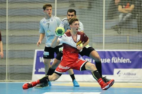 v.l. Yannick Terhaer (Emsdetten 7) beobachtet wie Janko Bozovic (Emsdetten 77) Justin Mueller (Essen 25) blockt beim Spiel TUSEM Essen vs. TV Emsdetten, Handball, 2. Bundesliga, 11.11.2018 TUSEM Essen vs. TV Emsdetten, Handball, 2. Bundesliga, 11.11.2018 Essen Copyright: xEIBNER MarioxHommesx EP_MHS